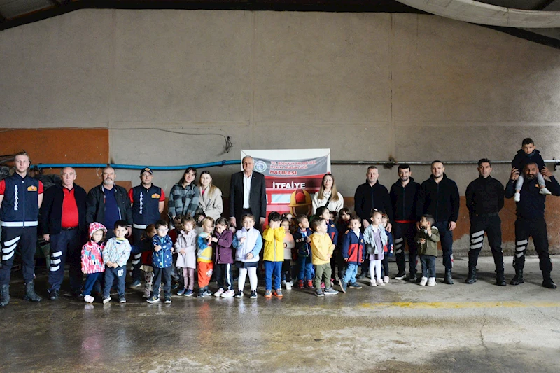 BAŞKAN BAKKALCIOĞLU İTFAİYE HAFTASI’NI MİNİK ÖĞRENCİLERLE BİRLİKTE KUTLADI