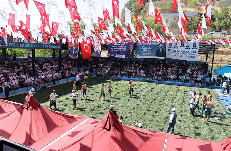 YİĞİTLER ER MEYDANINA DEPREM ŞEHİTLERİ ANISINA ÇIKTI