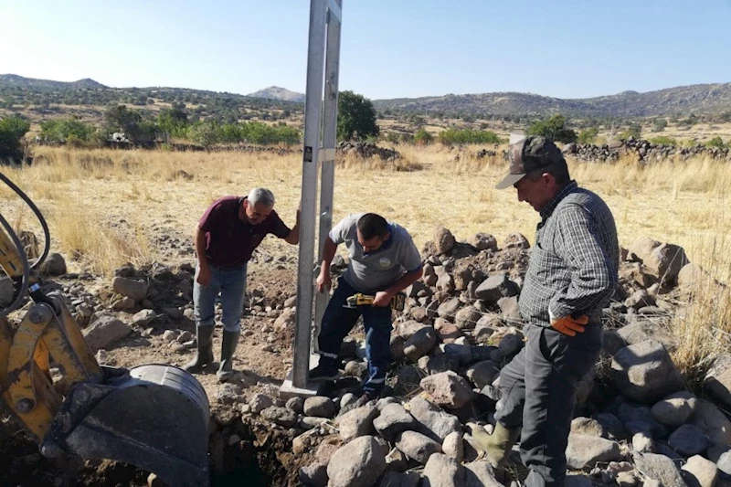 Şeyhşaban mahallesinde halkımızın hayvanlarını sulamak için kullandığı borularda oluşan kopukluk ve arıza ekiplerimizin geç saatlere kadar yaptığı çalışma ile başarıyla sonuçlandırıldı.