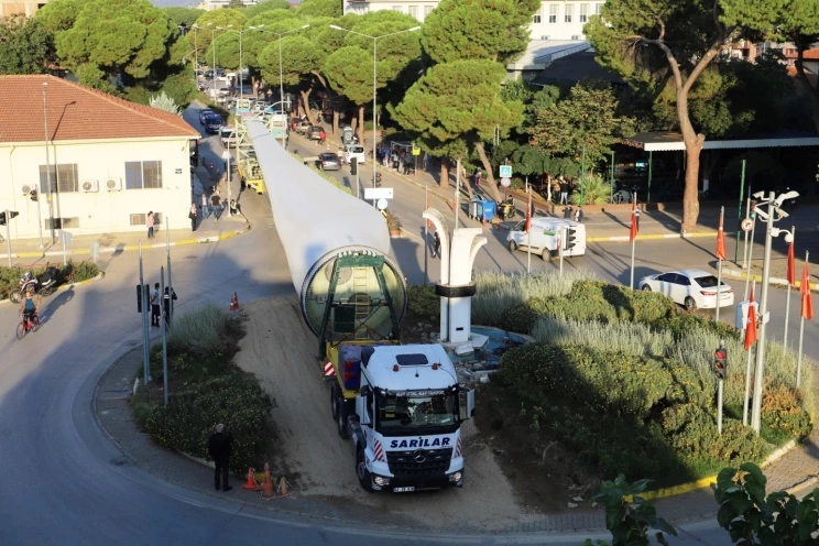 Ödemiş’te Dev Rüzgâr Kanatları Şehir Merkezinden Geçti