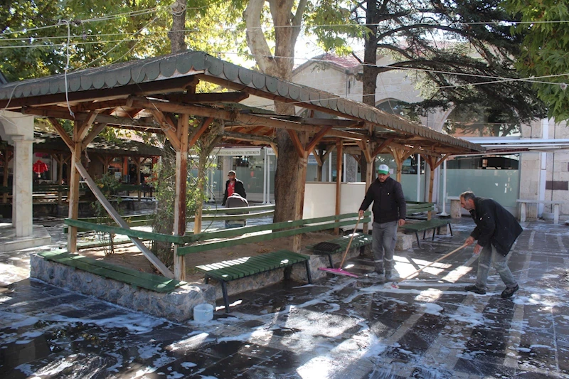 Emirdağ Belediyesi’nden Cami Temizliği