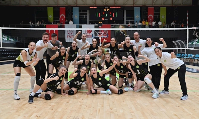 Manisa BBSK Voleybol Takımı evindeki ilk maçı kazandı