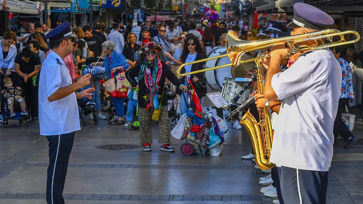 İzmir sokakları bayram havasına girdi