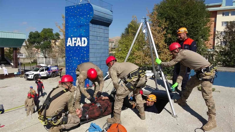 Van’da PÖH ve Jandarmadan Nefes Kesen Deprem Tatbikatı