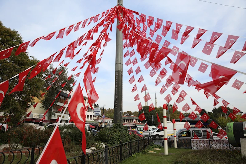 Eyüpsultan Cumhuriyet’in 100. yılında kırmızı beyaza büründü