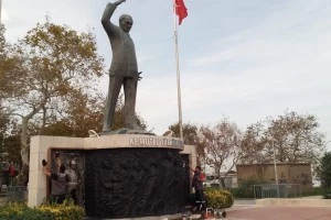 YALOVA’DA ATATÜRK ANITI BAKIMA ALINDI