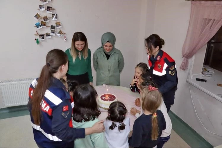 Kütahya’da Jandarma Çocuk Sevgi Evinde Çocukları Sevindirdi