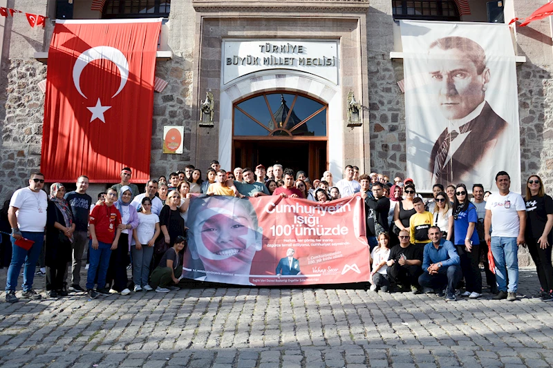 Özel Bireyler, Cumhuriyet’in 100. Yılını Atatürk’ün Huzurunda Kutladı