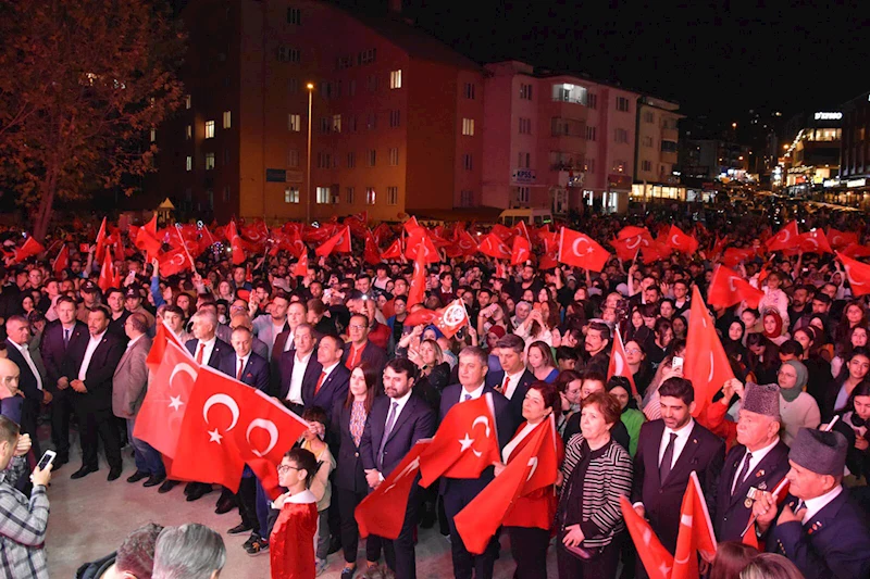 Cumhuriyet Bayramı Kutlamaları Fener Alayı, Konser ve Havai Fişek Gösterisi ile Devam Etti