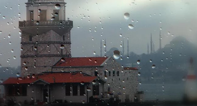 İSTANBUL’DA SAĞANAK YAĞIŞ ETKİSİNİ GÖSTERİYOR