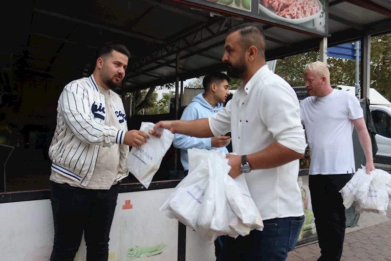 İZMİT BELEDİYESİ SERVİS BEKLEYEN EMEKÇİLERİN YÜZLERİNİ GÜLDÜRDÜ