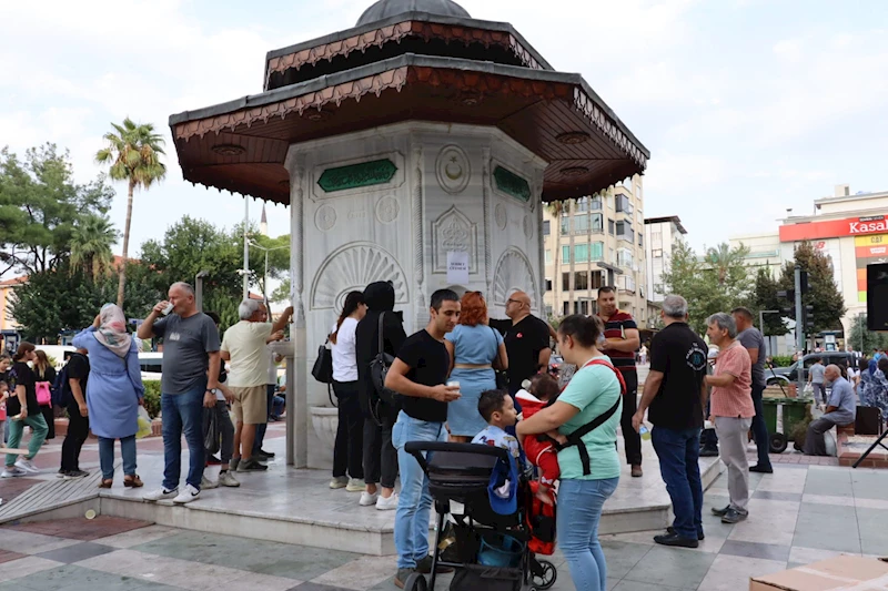 Mevlid Kandili’nde Osmanlı Çeşmesi’nden şerbet aktı