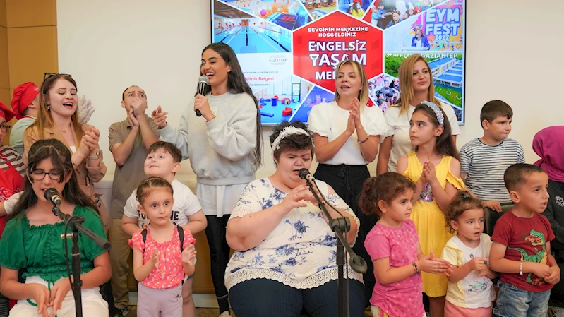 SEVİLEN SANATÇI ELİF BUSE DOĞAN ENGELSİZ YAŞAM MERKEZİ’NDE MİNİ KONSER VERDİ!