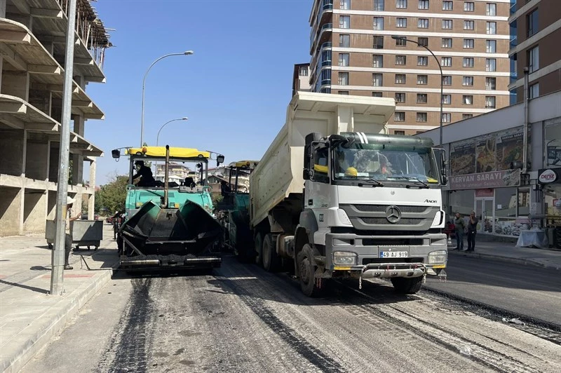 HÜRRİYET CADDESİNİN SON AŞAMA ASFALTI SERİLİYOR