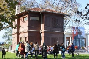 ATATÜRK’ÜN YALOVA’DAKİ EVİ YÜRÜYEN KÖŞK’TE 10 KASIM YOĞUNLUĞU