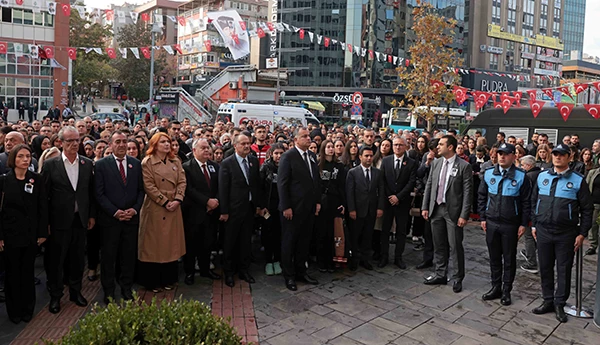 Çankaya Belediyesi Önünde Atatürk