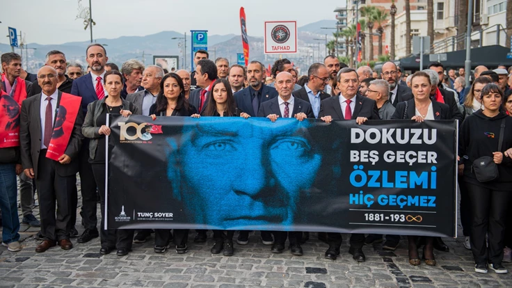 İzmir Ata’ya saygı için 350 metrelik posterle yürüdü