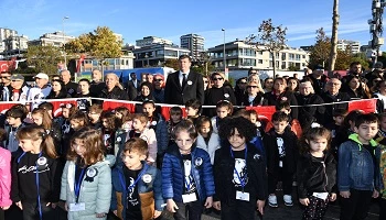 Kadıköy’de Binlerce Kişi Ata’ya Saygı Zinciri Oluşturdu