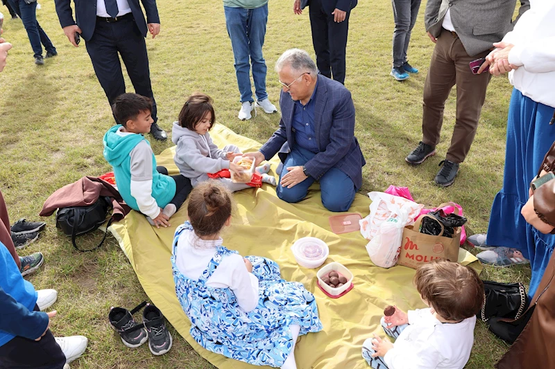 Başkan Büyükkılıç, Millet Bahçesi’ni Dolduran Vatandaşlarla Buluştu