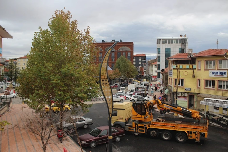 Afyon Yolu Atatürk Caddesi’nde Aydınlatma Direkleri Montaj Çalışmaları