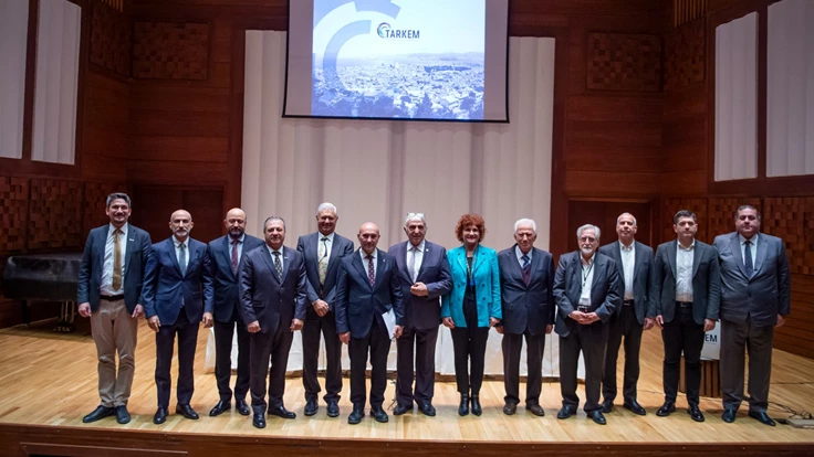 Kemeraltı çarşısı yılbaşına hazırlanıyor