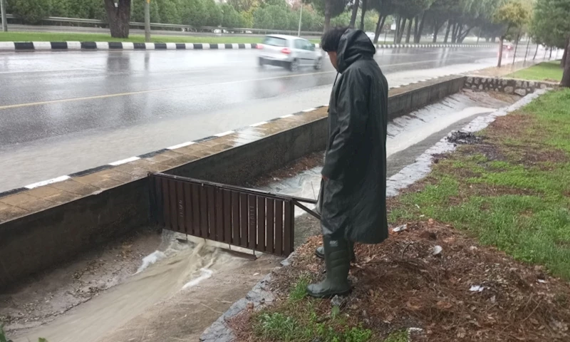 Büyükşehir ve MASKİ, 17 İlçede Sağanak Yağışa Karşı Sahada