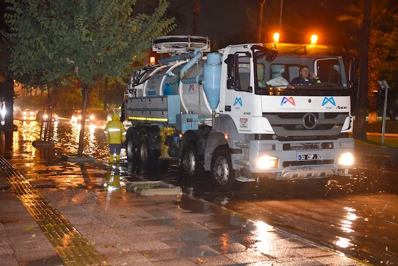 MESKİ Yağmur Suyu Timleri Şiddetli Yağışta Teyakkuza Geçti