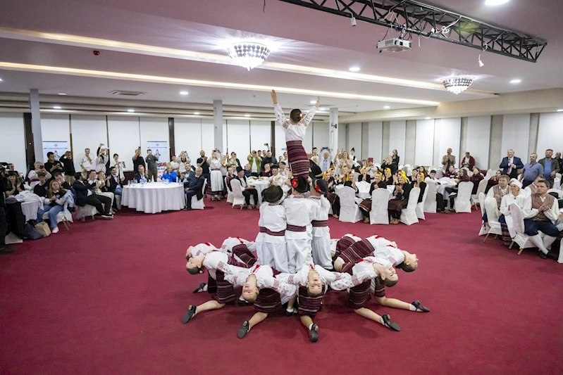 Başkan Seçer, Festivale Renk Katan Uluslararası Halk Dansı Toplulukları İle Bir Araya Geldi