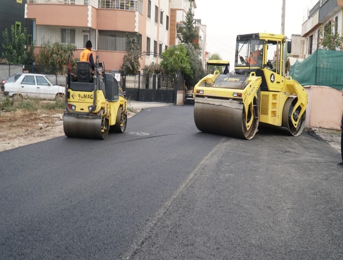 HALİLİYE’DE SICAK ASFALT ÇALIŞMALARIYLA YOLLAR YENİLENİYOR