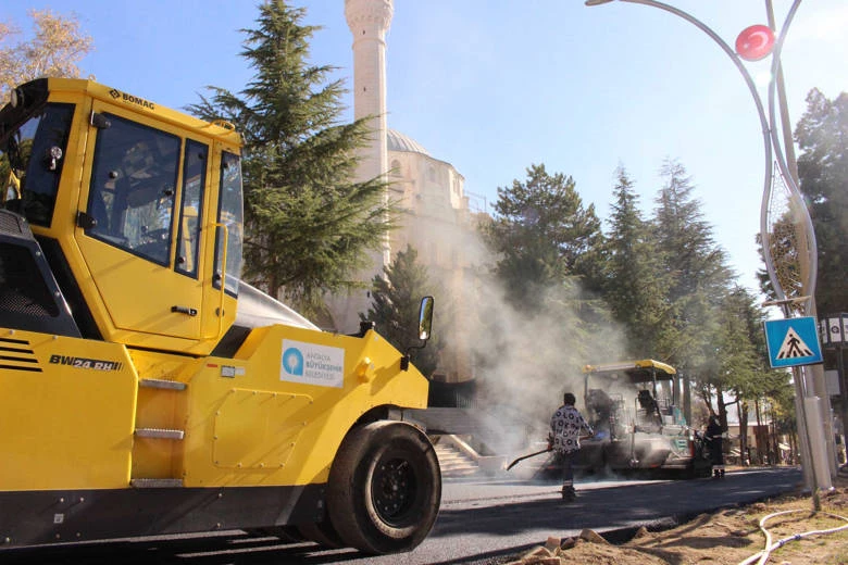 Elmalı Atatürk Caddesi’nde sıcak asfalt çalışmaları tamamlanıyor