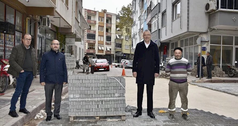 Karacabey’de kilit parke taş çalışmaları sürüyor