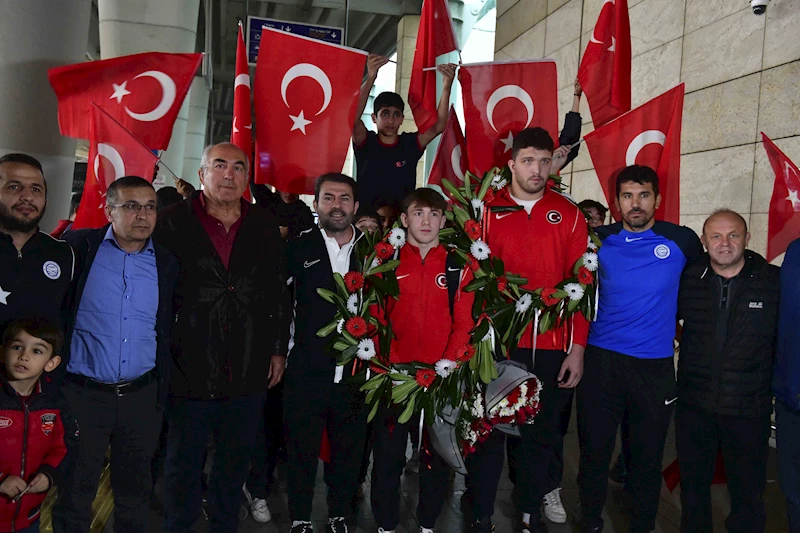 ASKİ SPORLU MİLLİ GÜREŞÇİLERE ESENBOĞA HAVALİMANI’NDA COŞKULU KARŞILAMA