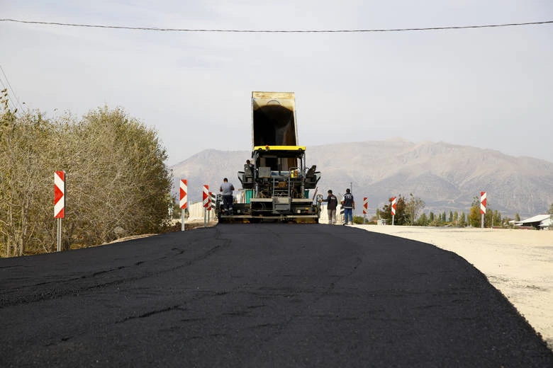 Büyükşehir’den Elmalı’ya köprü ve sıcak asfalt