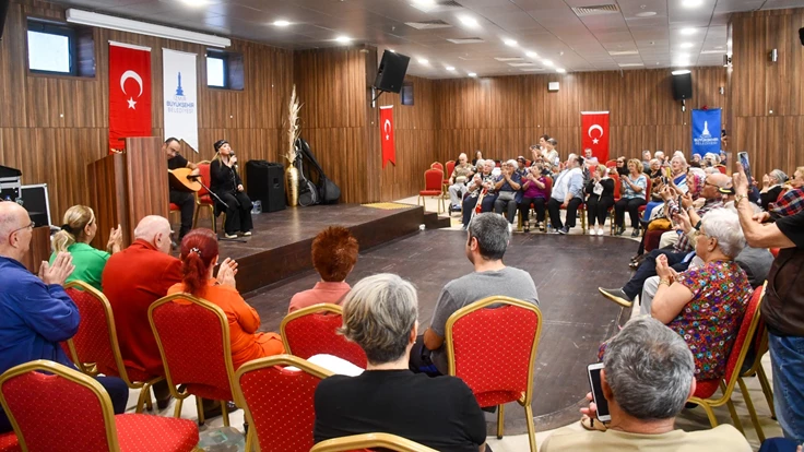 Huzurevi Bedia Akartürk’ün türküleri ile şenlendi