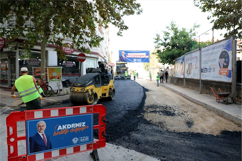 AKDENİZ’DE, ÖMRÜNÜ TAMAMLAYAN PARKE TAŞLARININ YERİNİ SICAK ASFALT ALDI