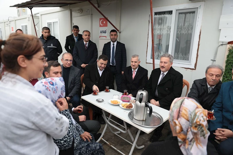 KAYSERİ’NİN YARDIM TIRLARI, KARDEŞ BELEDİYE YEŞİLYURT’A TESLİM EDİLDİ