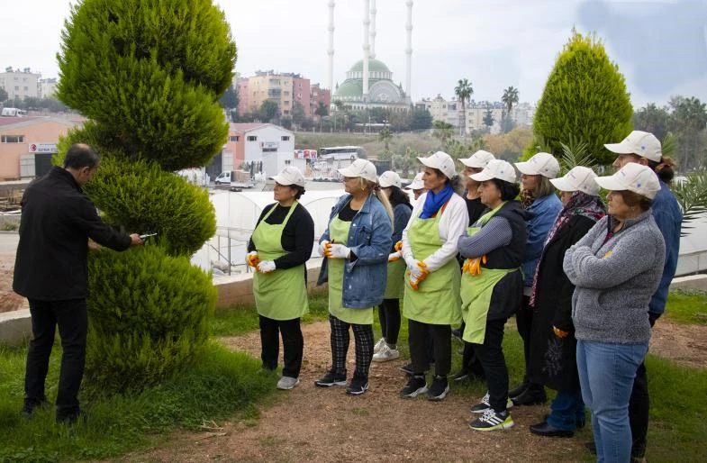 Büyükşehir’den Kadınlara Uygulamalı Budama Eğitimi