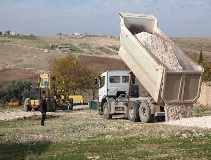 HALİLİYE’DE MERKEZ VE KIRSAL MAHALLELERDE HUMMALI YOL ÇALIŞMASI