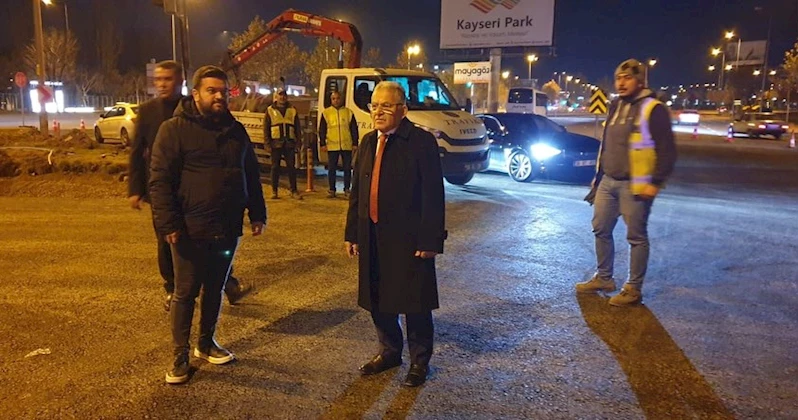 Başkan Büyükkılıç’tan, Düzenleme Çalışması Tamamlanan Kavşakta Gece Mesaisi