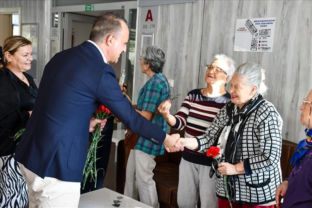 Huzurevinde yeni yıl kutlaması