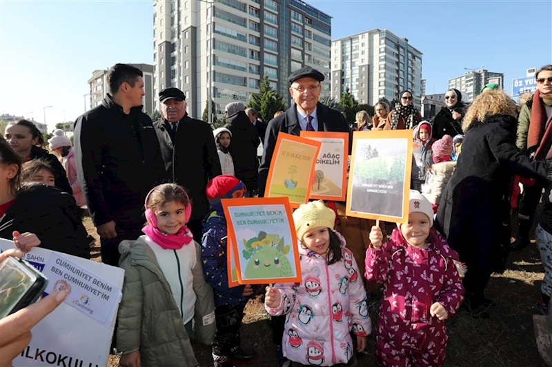 Yaşar Öğrencilerle Birlikte Fidan Dikti