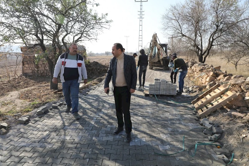 Belediye Başkanımız Av. Mustafa İLMEK, Büyükkum bölgesindeki parke çalışmalarını yerinde inceledi. Hava şartları elverdiği sürece çalışmalar