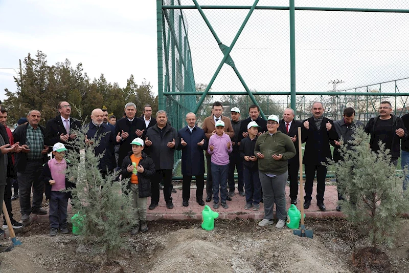 BAŞKAN HASAN KILCA, ÖĞRENCİLERLE FİDAN DİKTİ