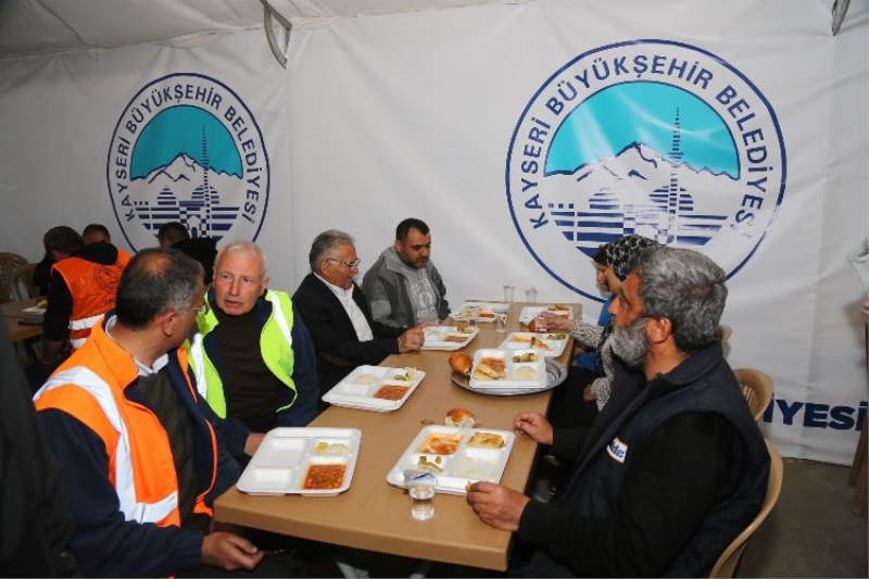 Kayseri Büyükşehir depremzedelerin yanında