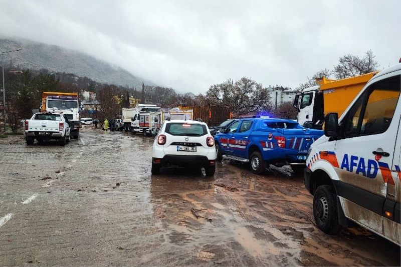 Adıyaman-Çelikhan karayolu geçici olarak araç trafiğine kapatıldı