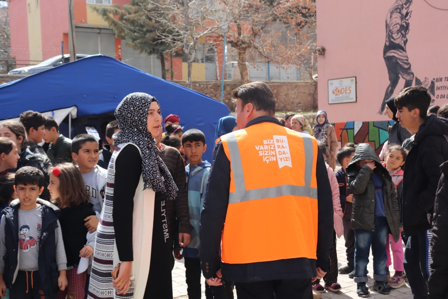 ESENLER’DEN DEPREMZEDE ÇOCUKLARA MORAL ZİYARETİ