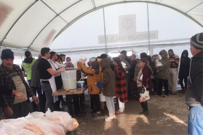 Manisa Büyükşehir depremzedeleri yalnız bırakmıyor