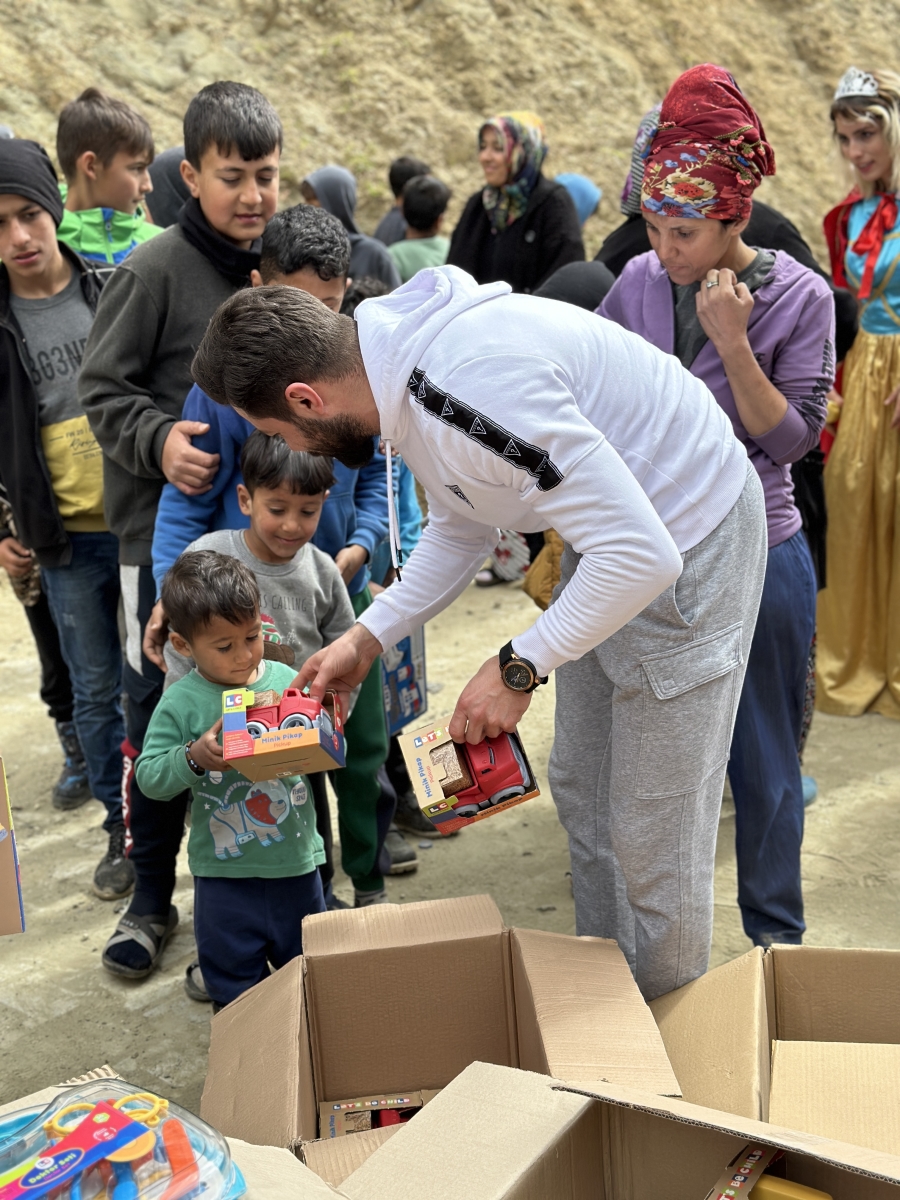 ÜNLÜ İSİMLERİN YÜKLEDİĞİ 5000 OYUNCAK DEPREMZEDE ÇOCUKLARA DAĞITILDI