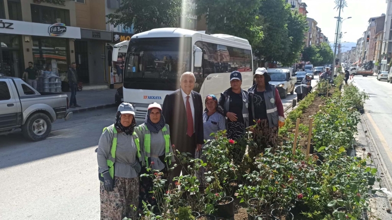 ORTA REFÜJLERDE GÜLLER AÇTI