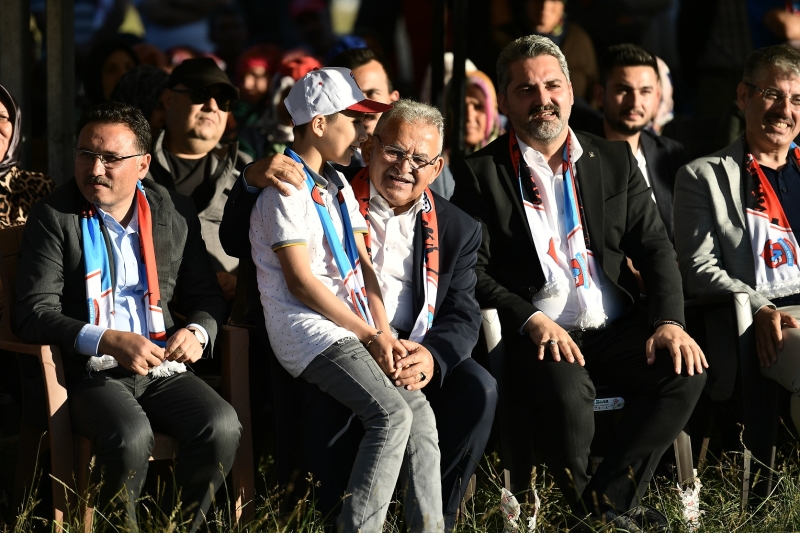 Vali Çiçek ve Başkan Büyükkılıç, Akkışla Yoğurt ve Kilim Festivali’nde Vatandaşla Buluştu